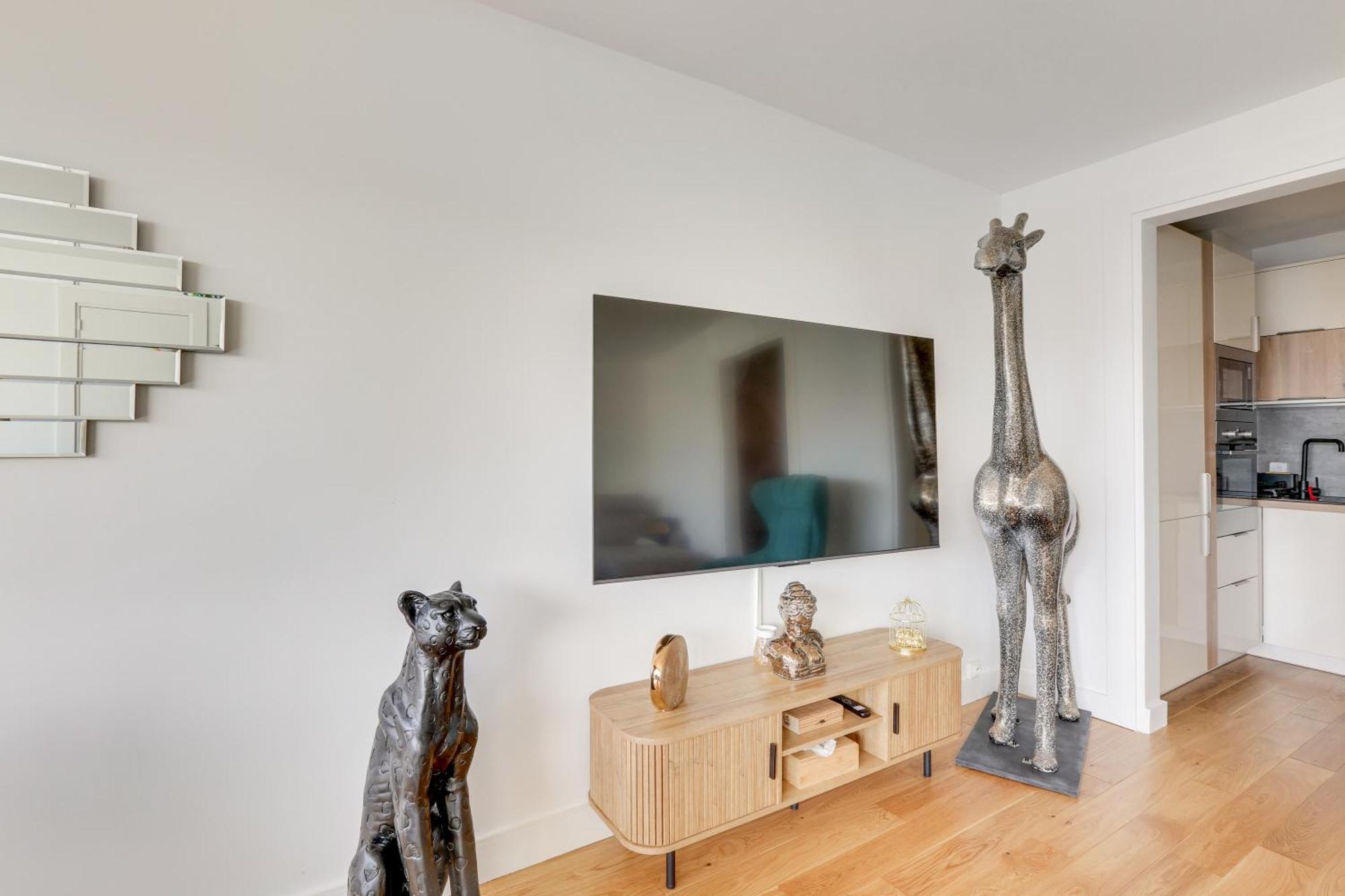 Paris Luxury Apartment 75M2 With Eiffel Tower View, Metro 1 Min, Parking *